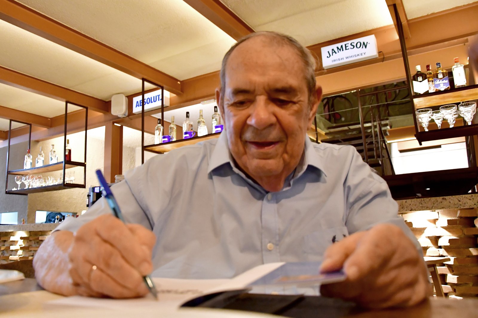 Retrato do escritor e contador de histórias Carlito Lima