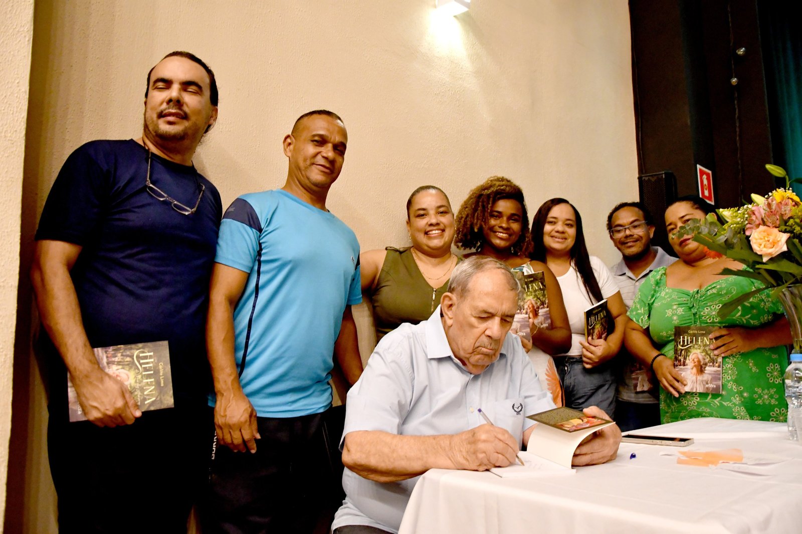 Durante sessão de autógrafos, com professores do CEJA Paulo Freire