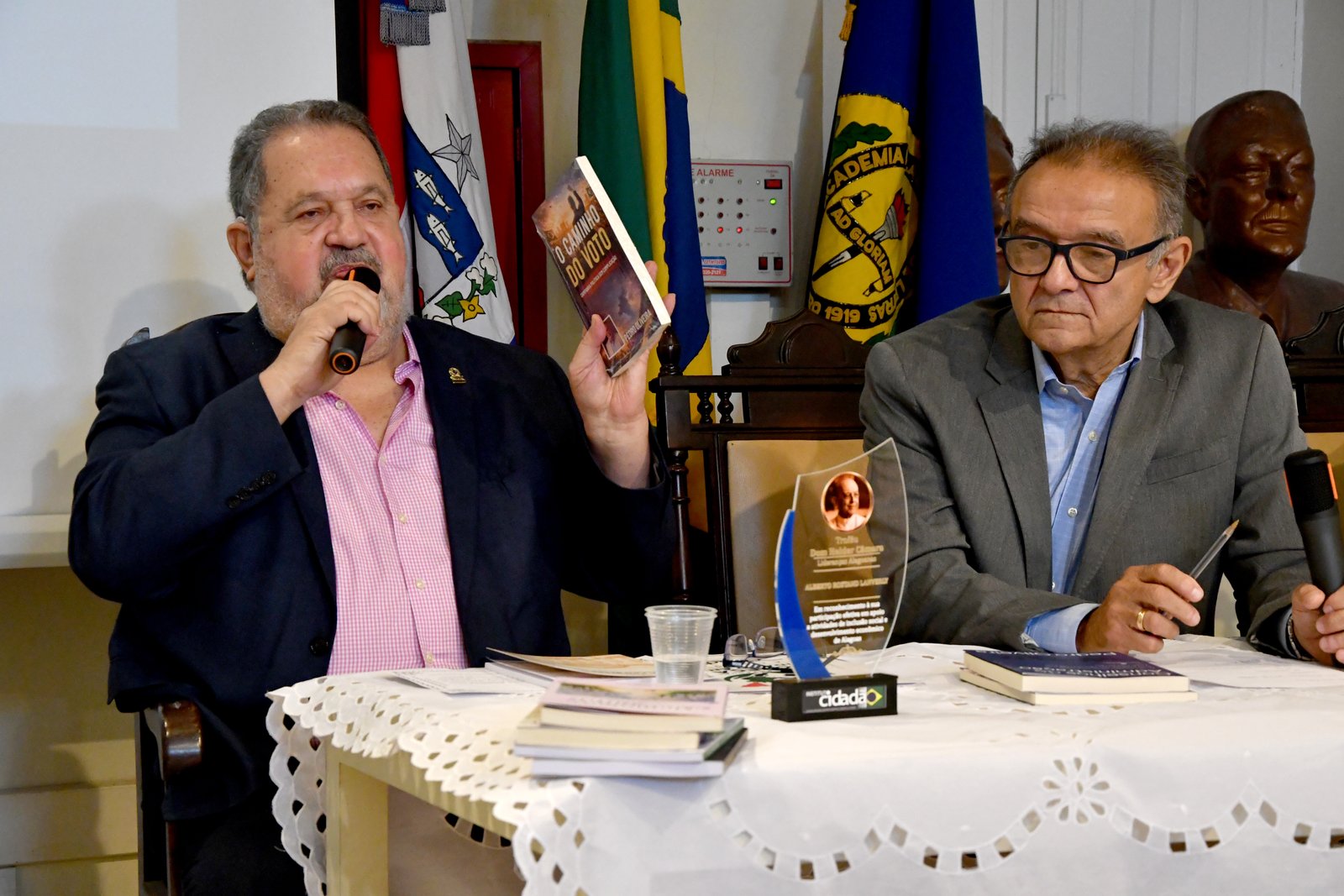O jornalista Pedro Oliveira (à esquerda), junto ao presidente da Academia Alagoana de Letras, Rostand Lanverly - Foto: Lula Castello Branco